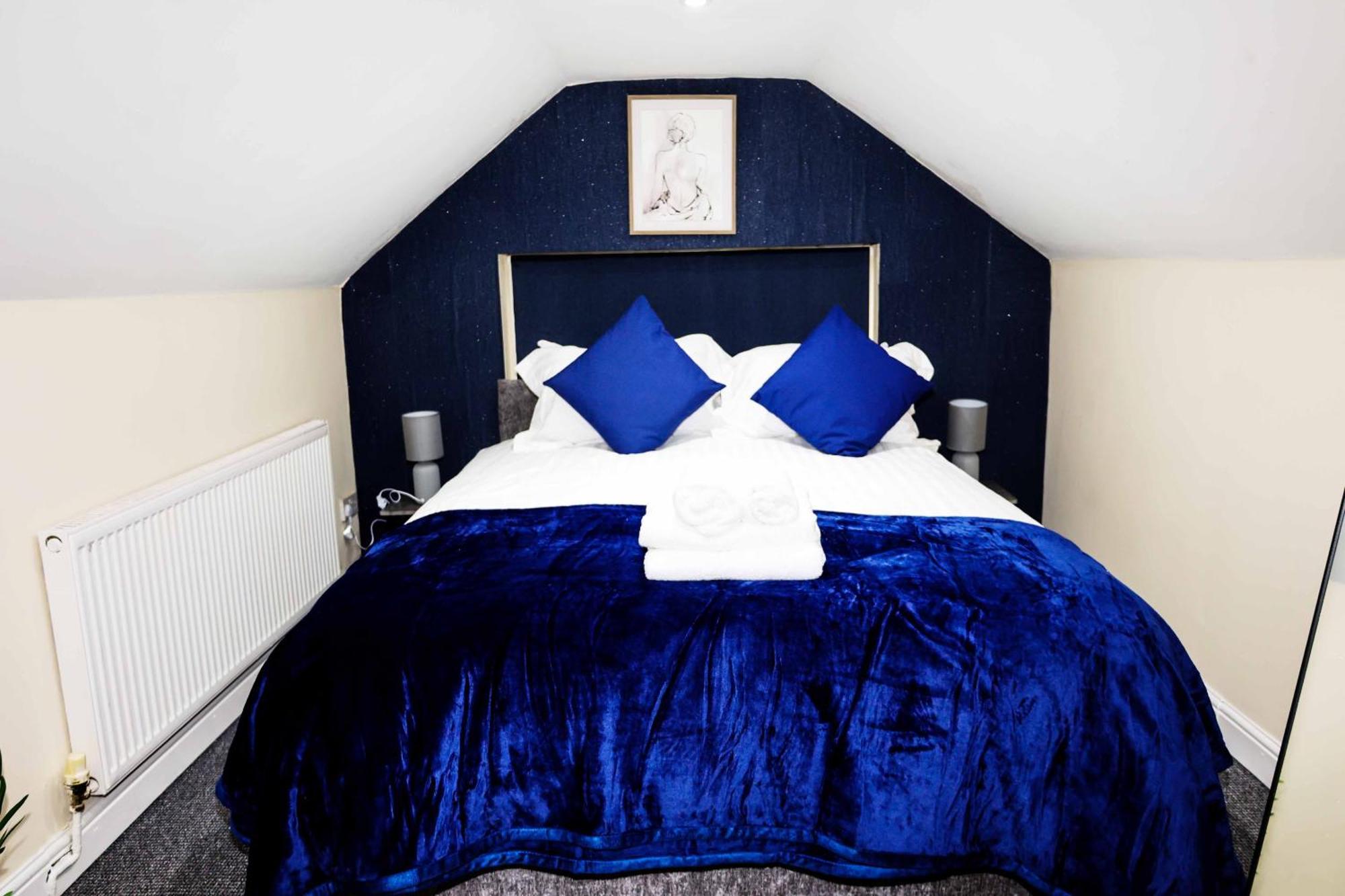 נוטינגהאם Lausory King Bed Living Your Luxe Home Away מראה חיצוני תמונה