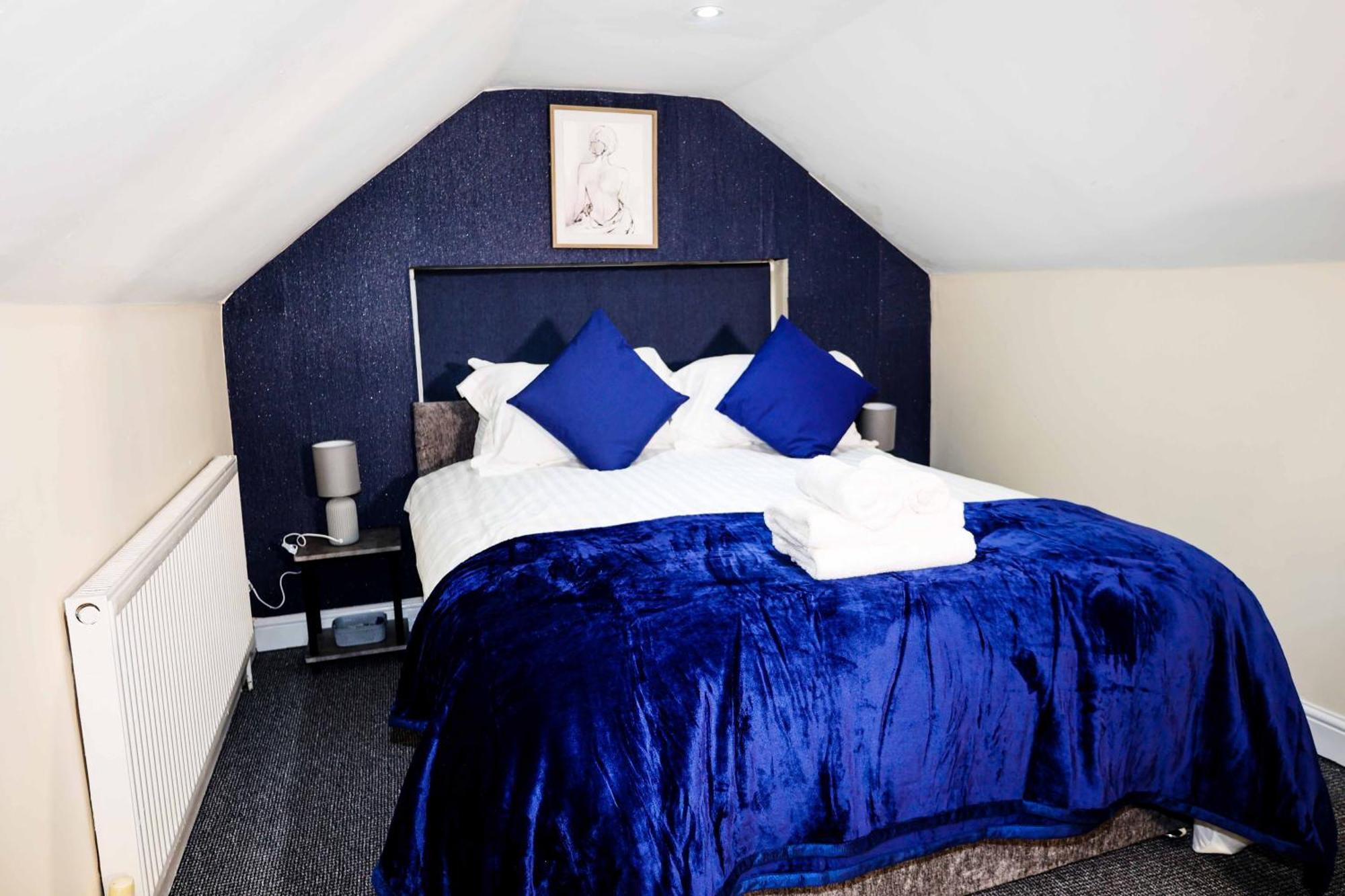 נוטינגהאם Lausory King Bed Living Your Luxe Home Away מראה חיצוני תמונה