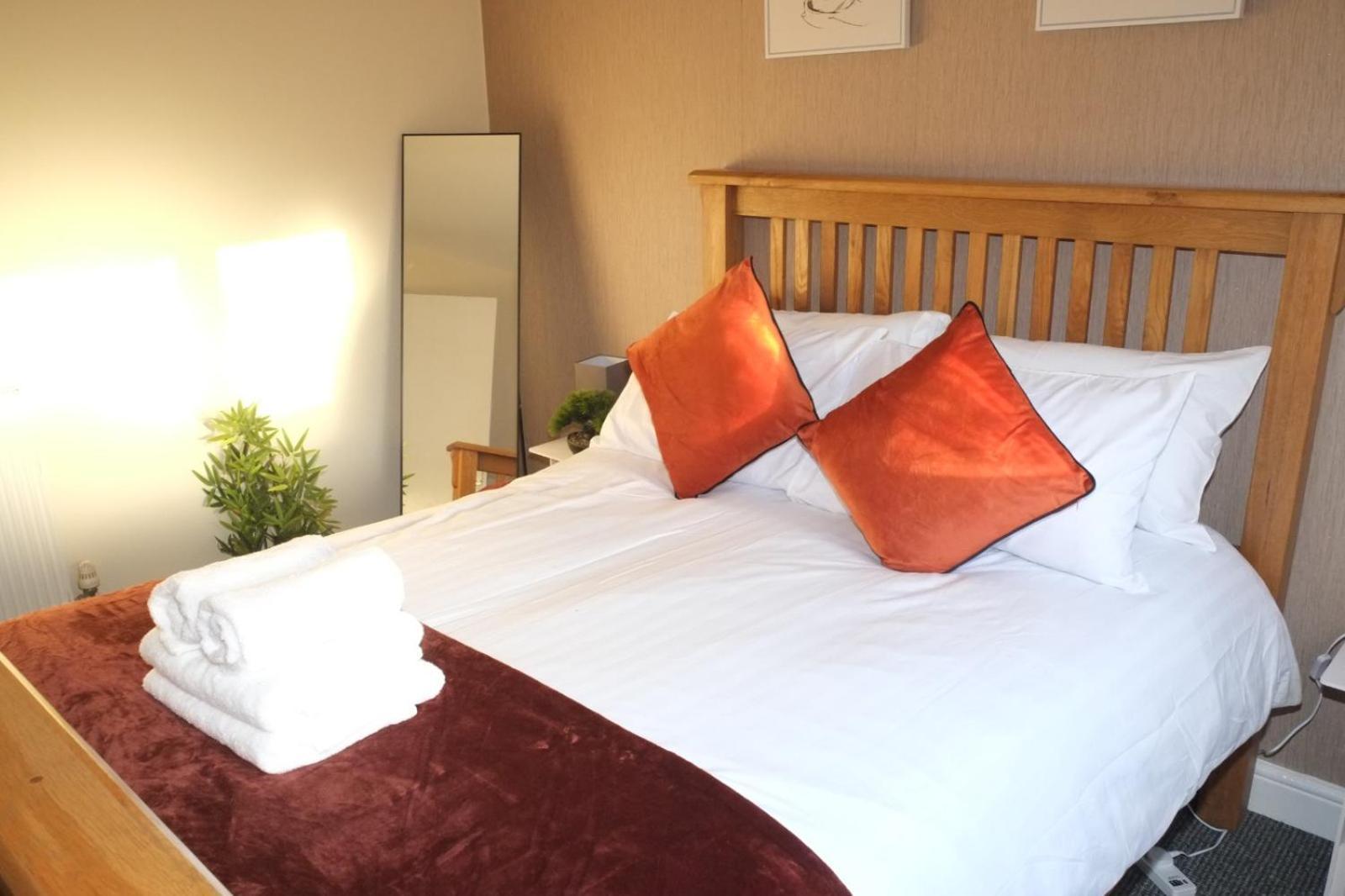 נוטינגהאם Lausory King Bed Living Your Luxe Home Away מראה חיצוני תמונה